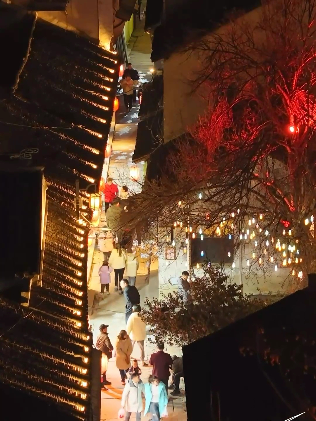 千灯古镇位于江苏省昆山市，是一座有2500多年历史的古镇1。其夜景非常美丽，每周五、周六晚上七点开始