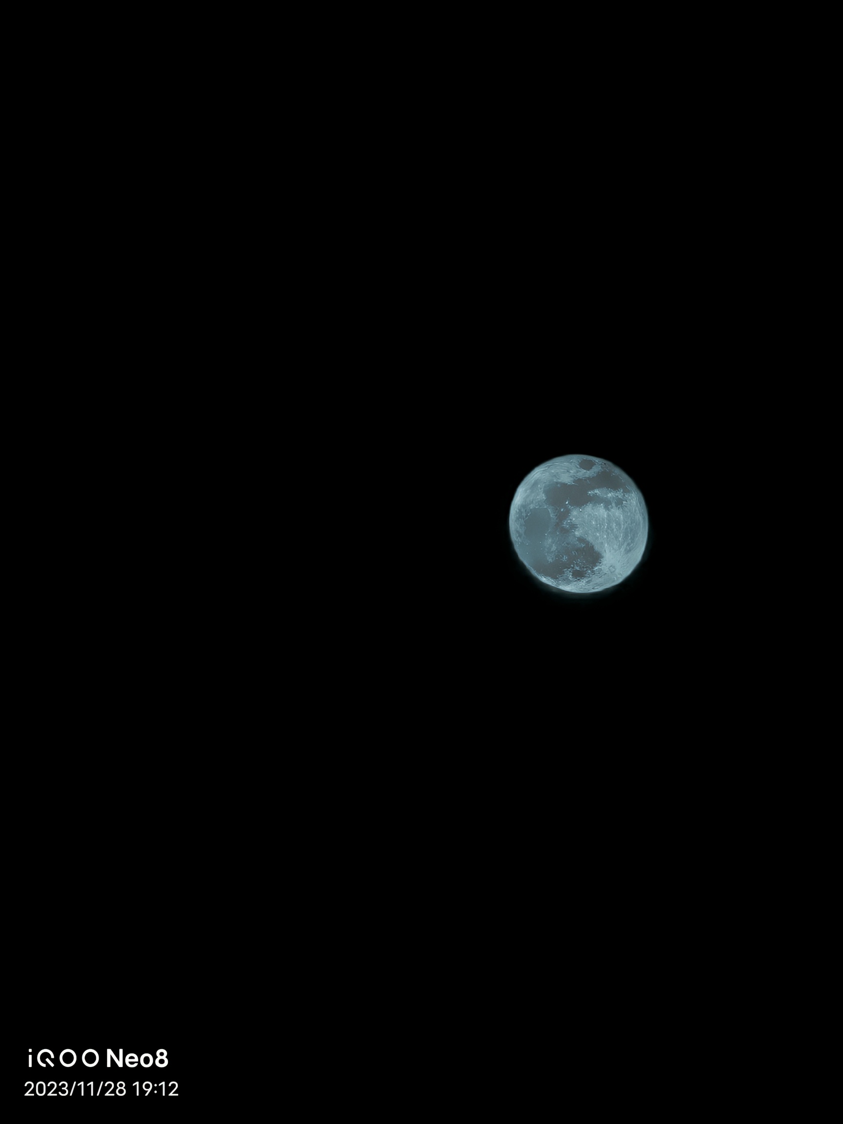 在学校拍的晚上的月亮