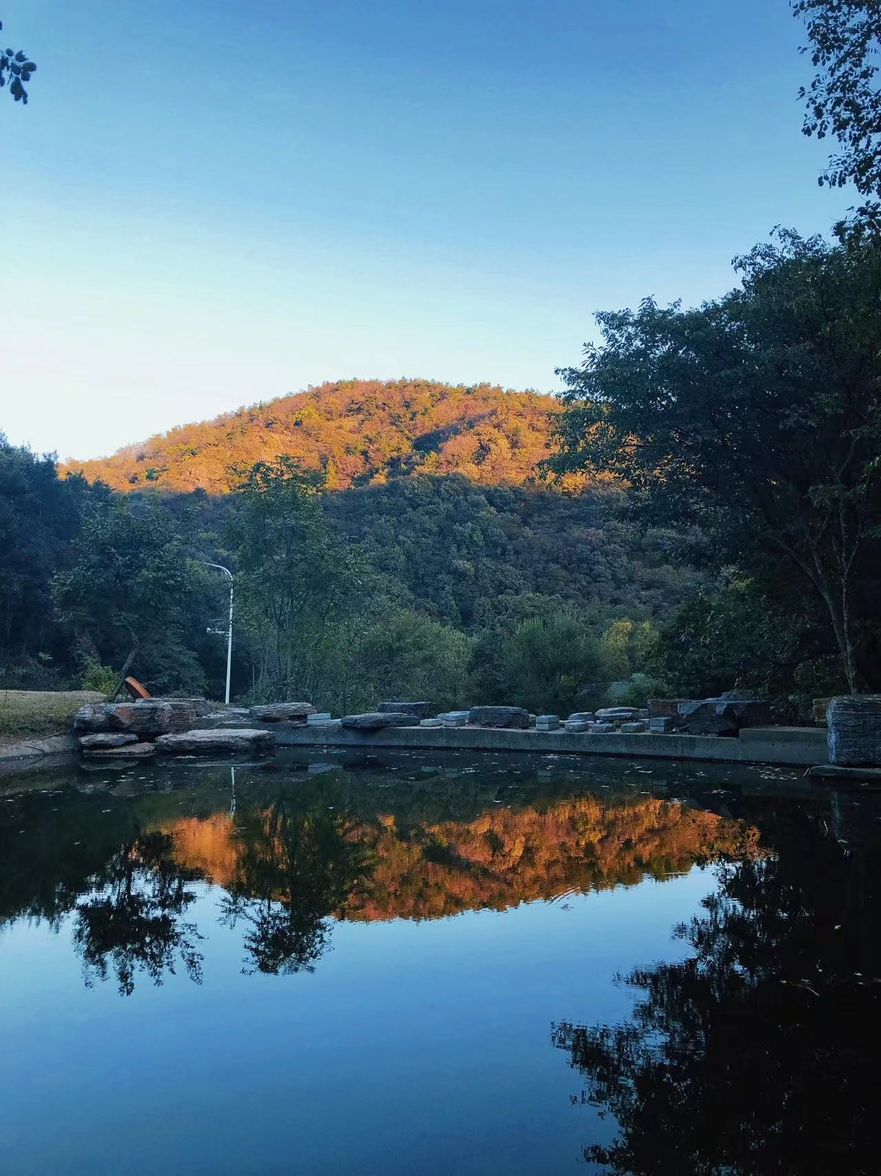 性价比很高，交通便利。建议乘车直接到山顶，然后在步行下山。