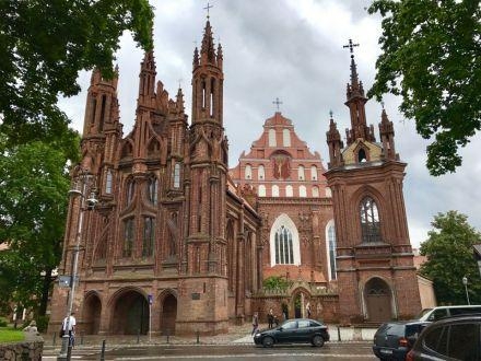 立陶宛真的是个很小众的国家🇱🇹 首都维尔纽斯路上都没什么人 大概是一天就可以玩遍的首都 ✨圣安妮教堂