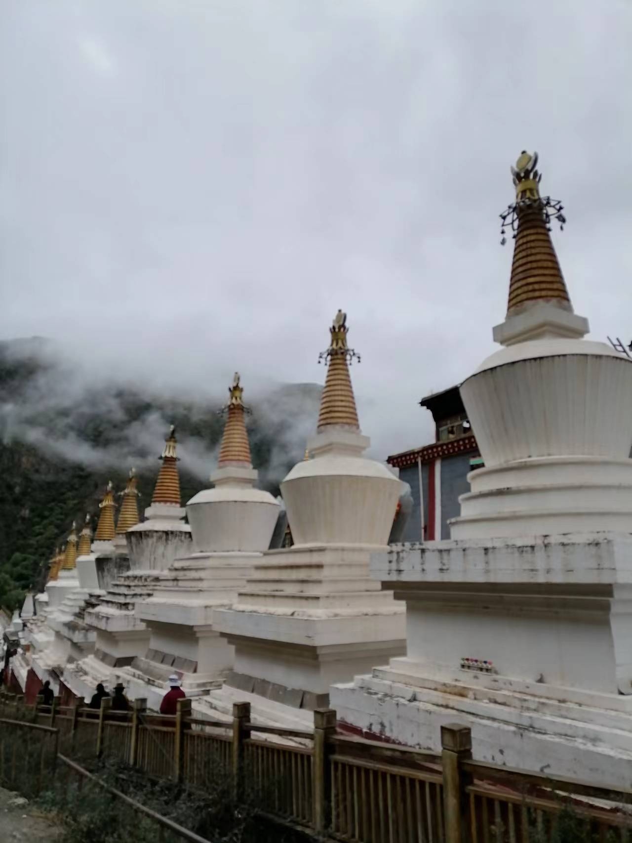 #发现宝藏旅行地 #发现旅途的色彩 更庆寺位于四川甘孜州德格县城内，与著名的印经院相邻，它是藏传佛教