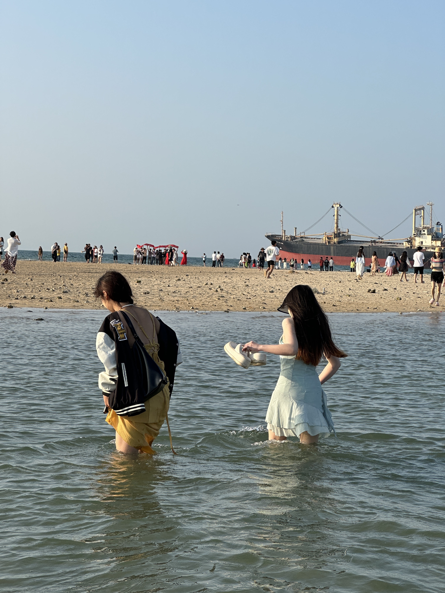 龙港海滩位于海南省儋州市西部沿海，西临北部湾，北与中国海南海花岛隔海相望。海滩由细沙与粗沙构成，左边