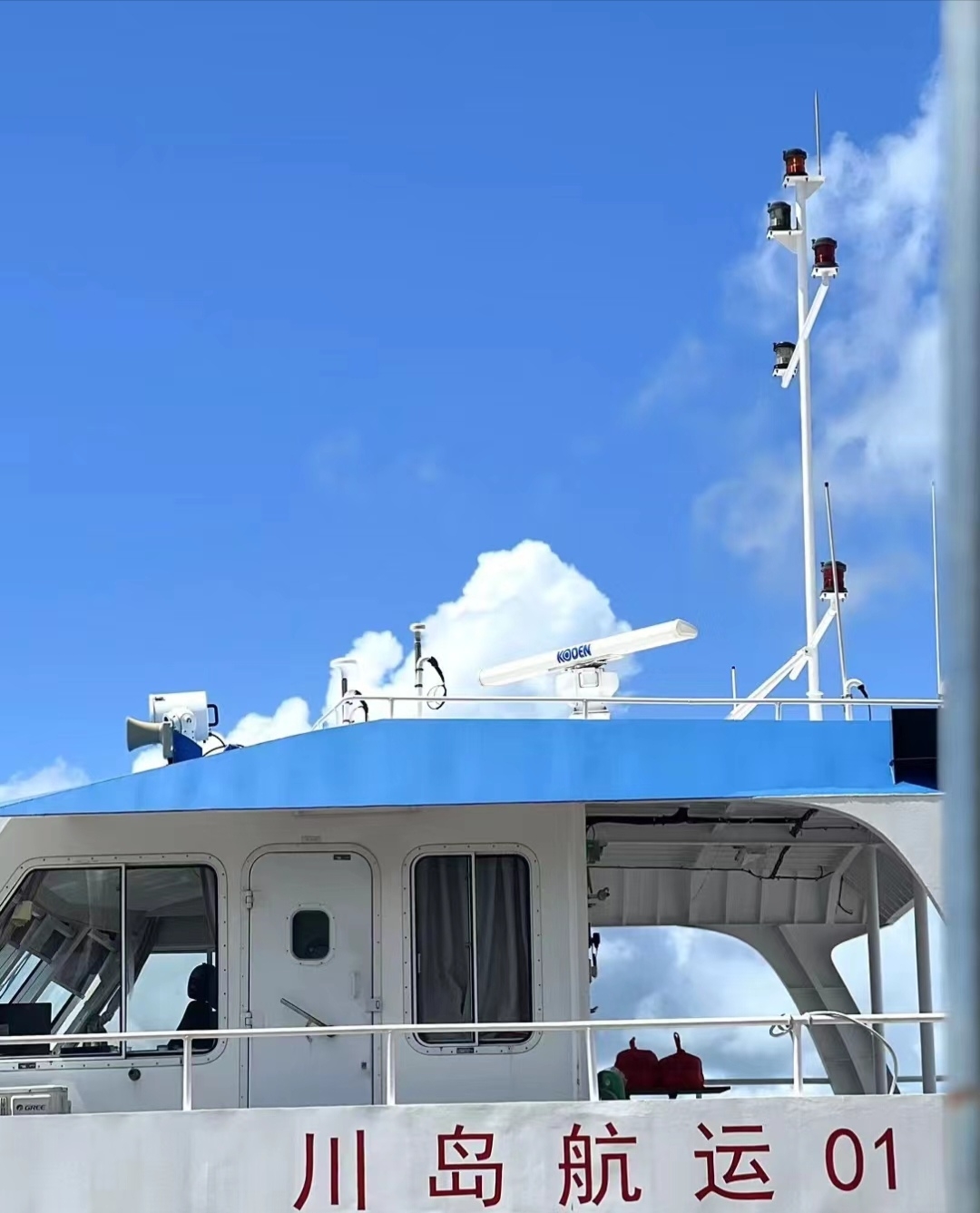 地址:江门市台山市下川岛旅游区 这里夏天阳光充足，海水清澈见底 坐快艇出海，赶海，看日落，度过一个浪