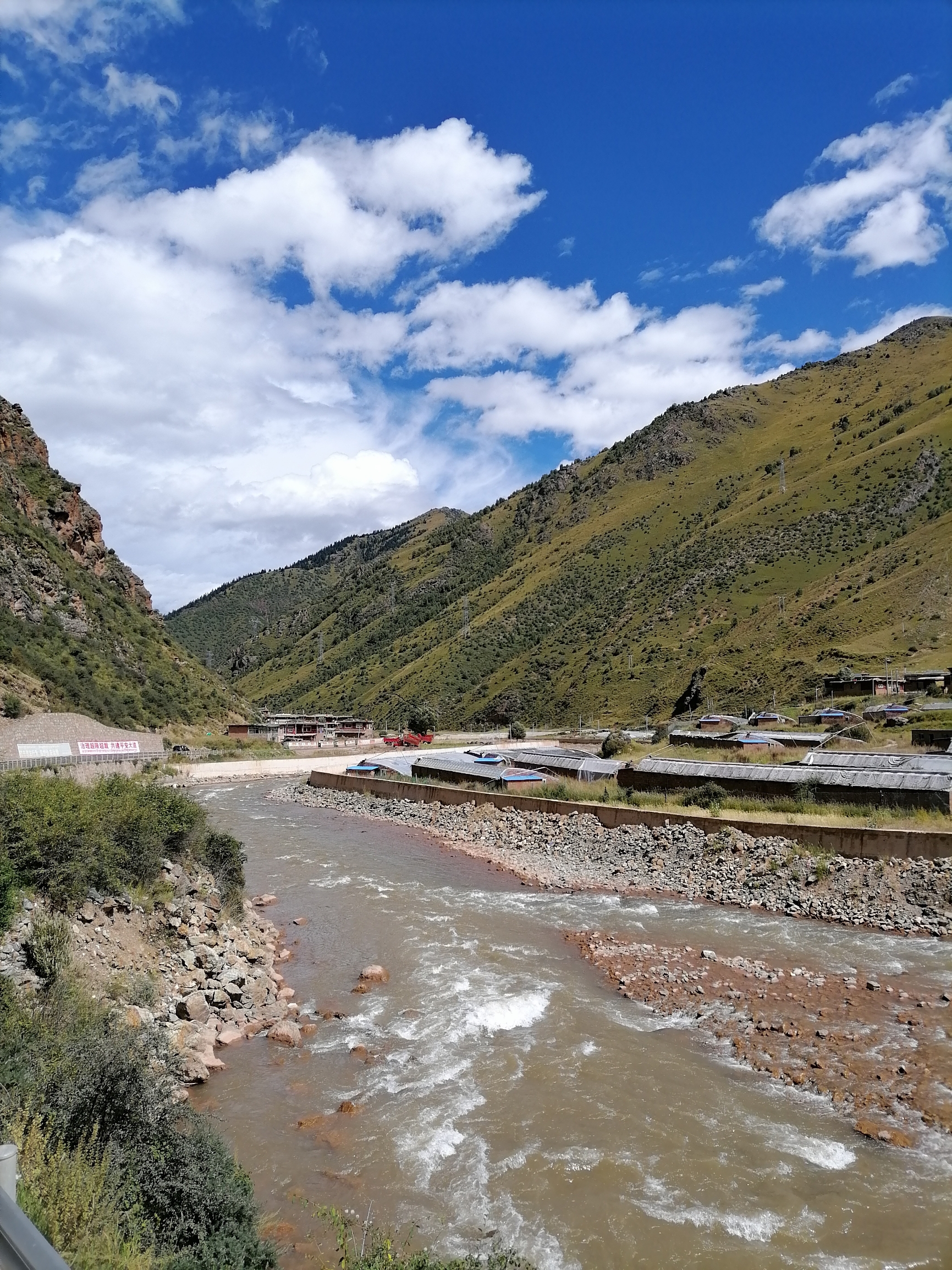 #玩转户外 #发现旅途的色彩 发源于青藏高原的雅砻江是川西北地区重要的河流，蜿蜒上千公里，流经地域广