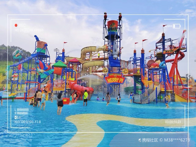 乐园占地200余亩,拥有大规模和先进的水上设施,适合各个年龄段的游客