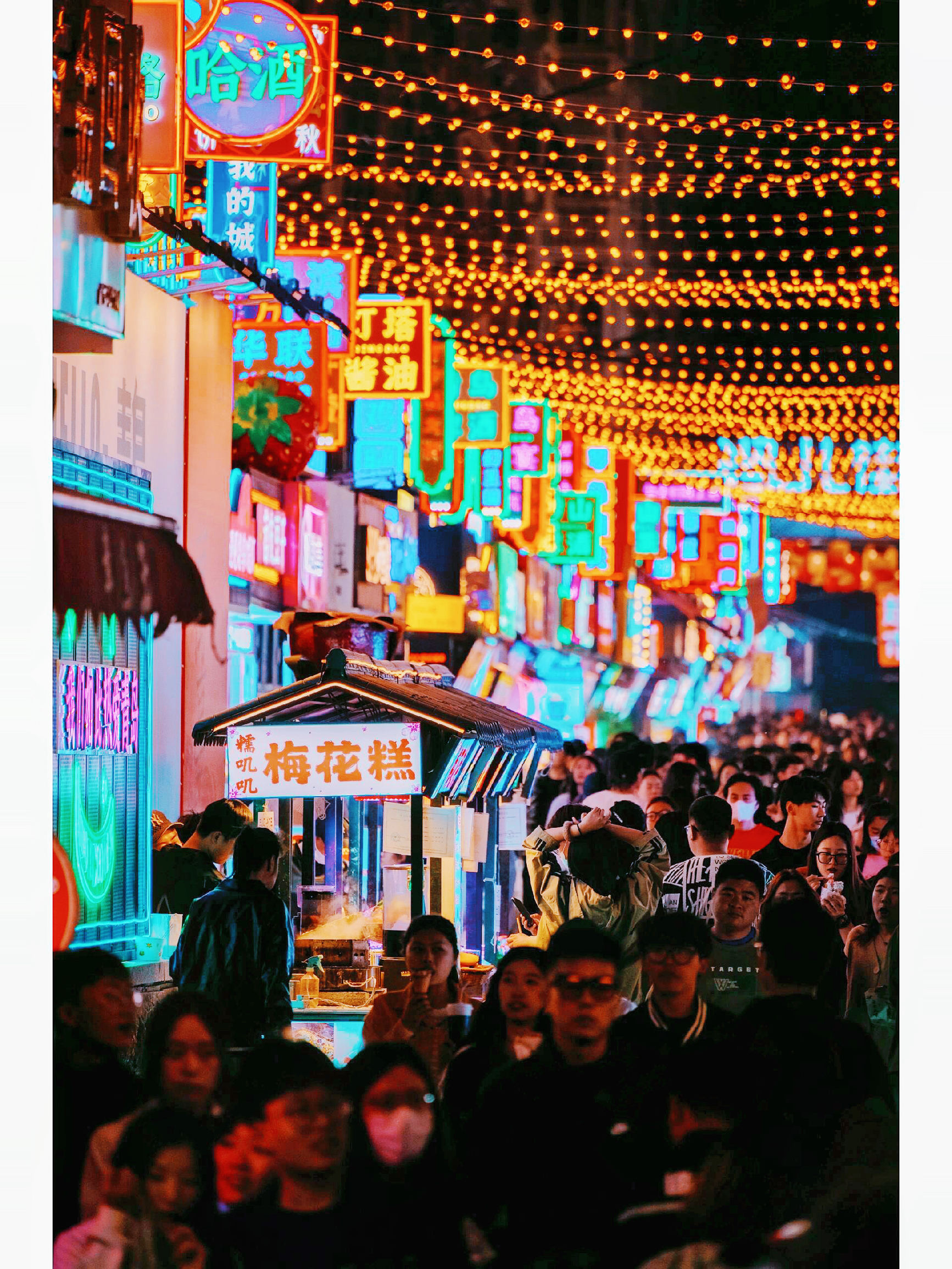 台东夜市是台湾著名的夜市之一，位于台东市区中心，是当地居民和游客都非常喜欢的地方。夜市内有许多美食摊