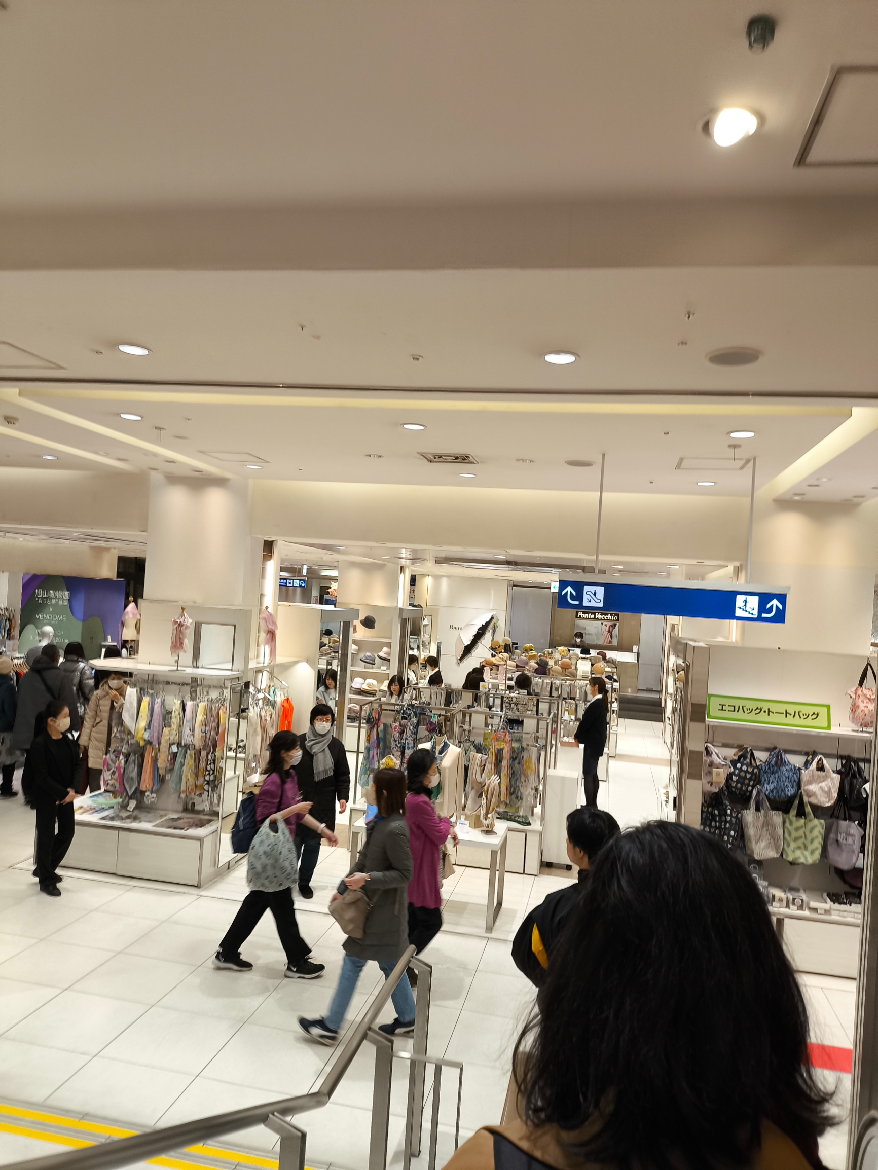 名古屋地铁站上面就是一个超大型购物中心，日本的实体店生意都是很好，特别是火车站地铁站都在一起的，方便