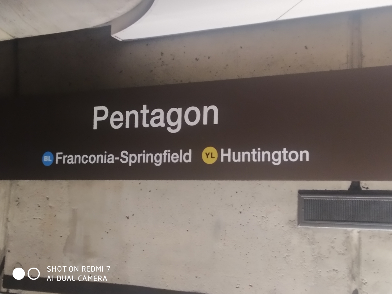 华盛顿五角大楼，地铁蓝线五角大楼站下车，事先在美国国防部网站预约一下，填写一下个人信息，想去参观的时