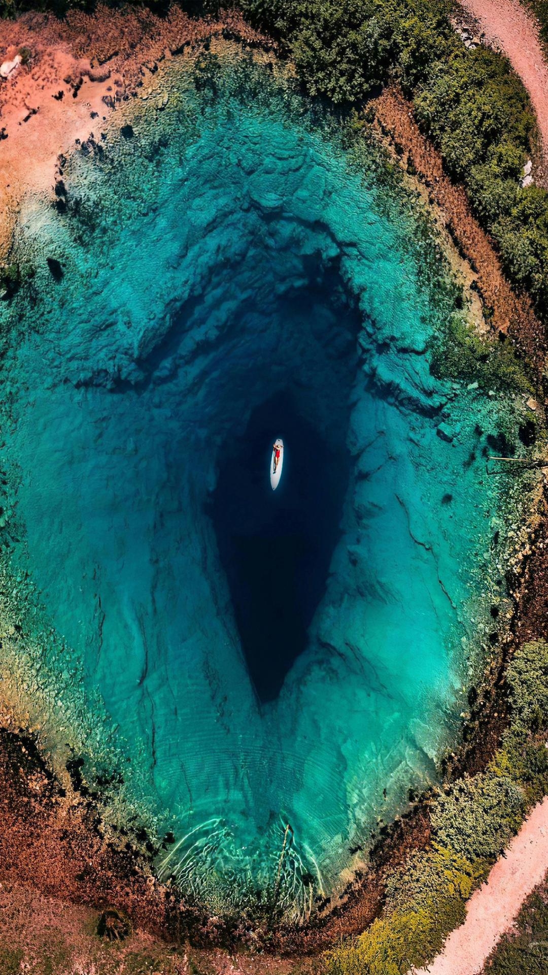 克罗地亚的“地球之眼”，是一个深邃幽蓝的喀斯特泉。#喀斯特地貌 #躺进万水千山里 #出境游好地方