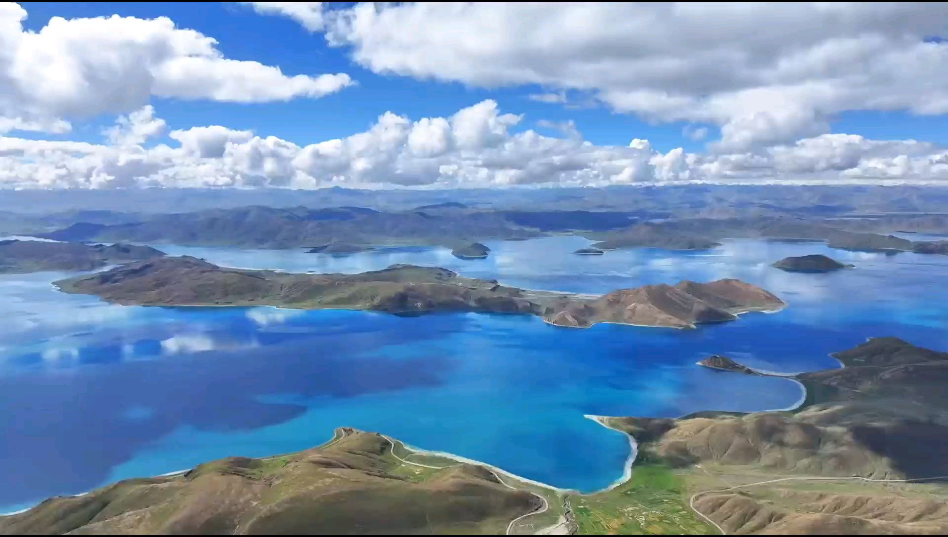 在西藏鲁日拉观景台远眺日托寺和羊湖
