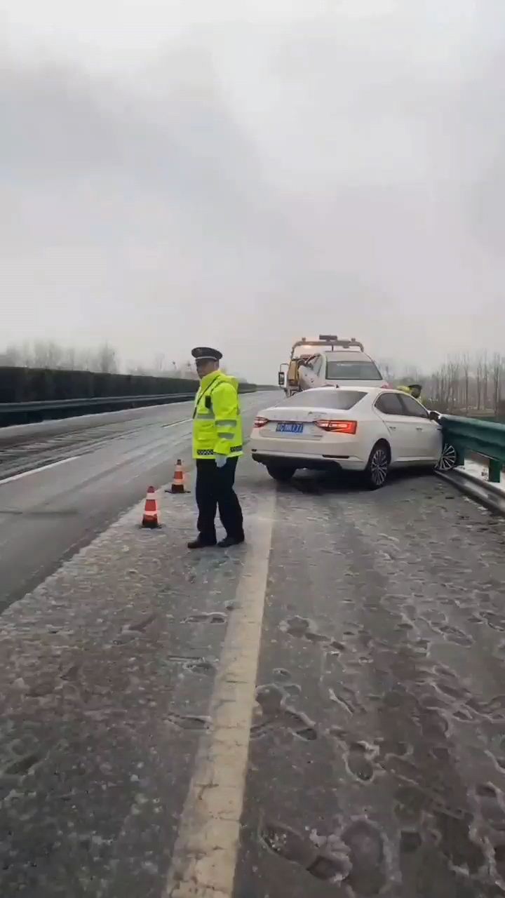 安徽已降冻雨为确保过境车辆通行境内多个高速路口关闭