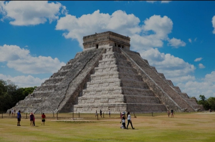 特奥蒂瓦坎金字塔，距离墨西哥城50多公里，乘大巴1个多小时，买了门票进去转转，1月份去的，那里是夏天