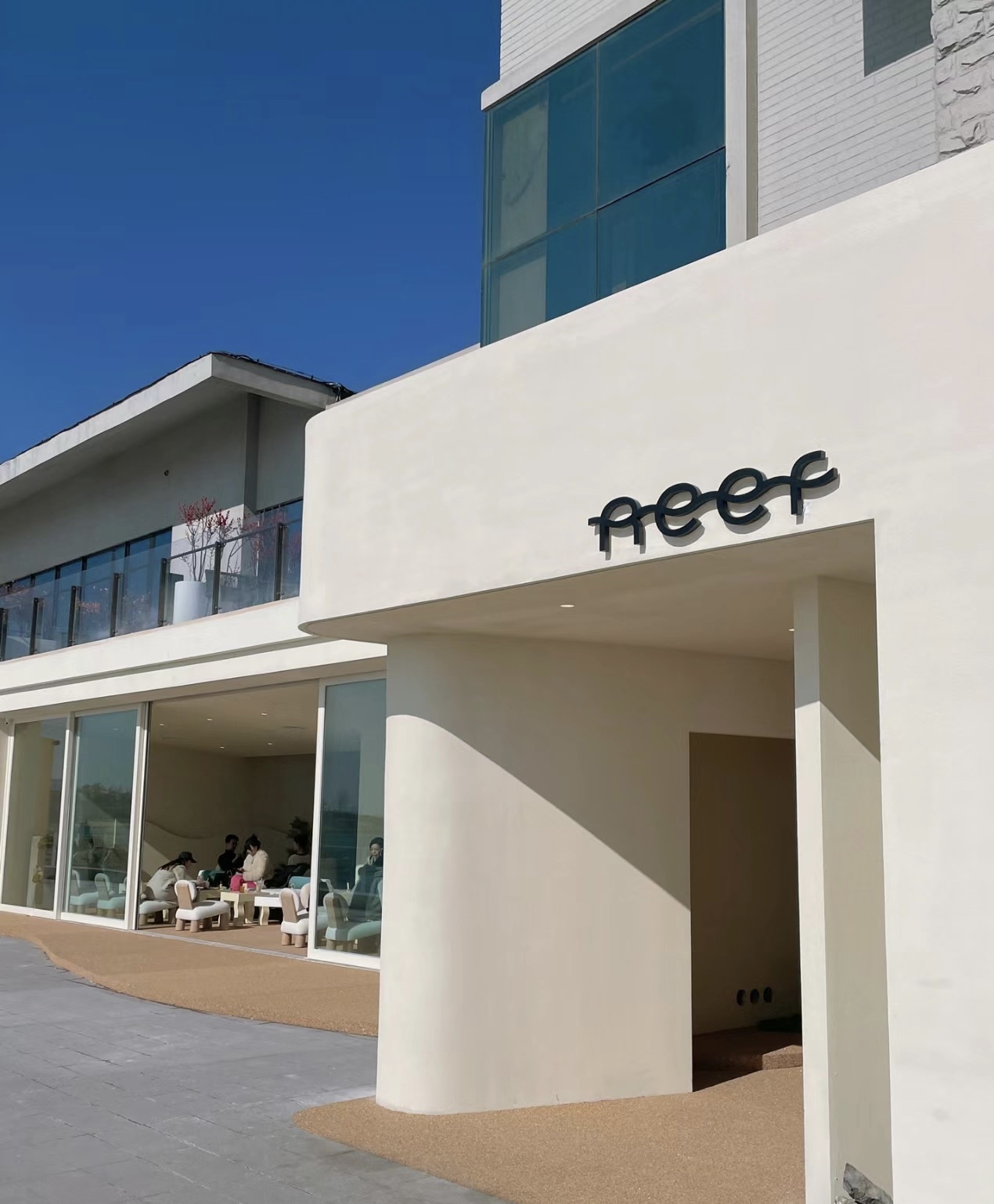 卖海景的咖啡店是奶油色的Reef