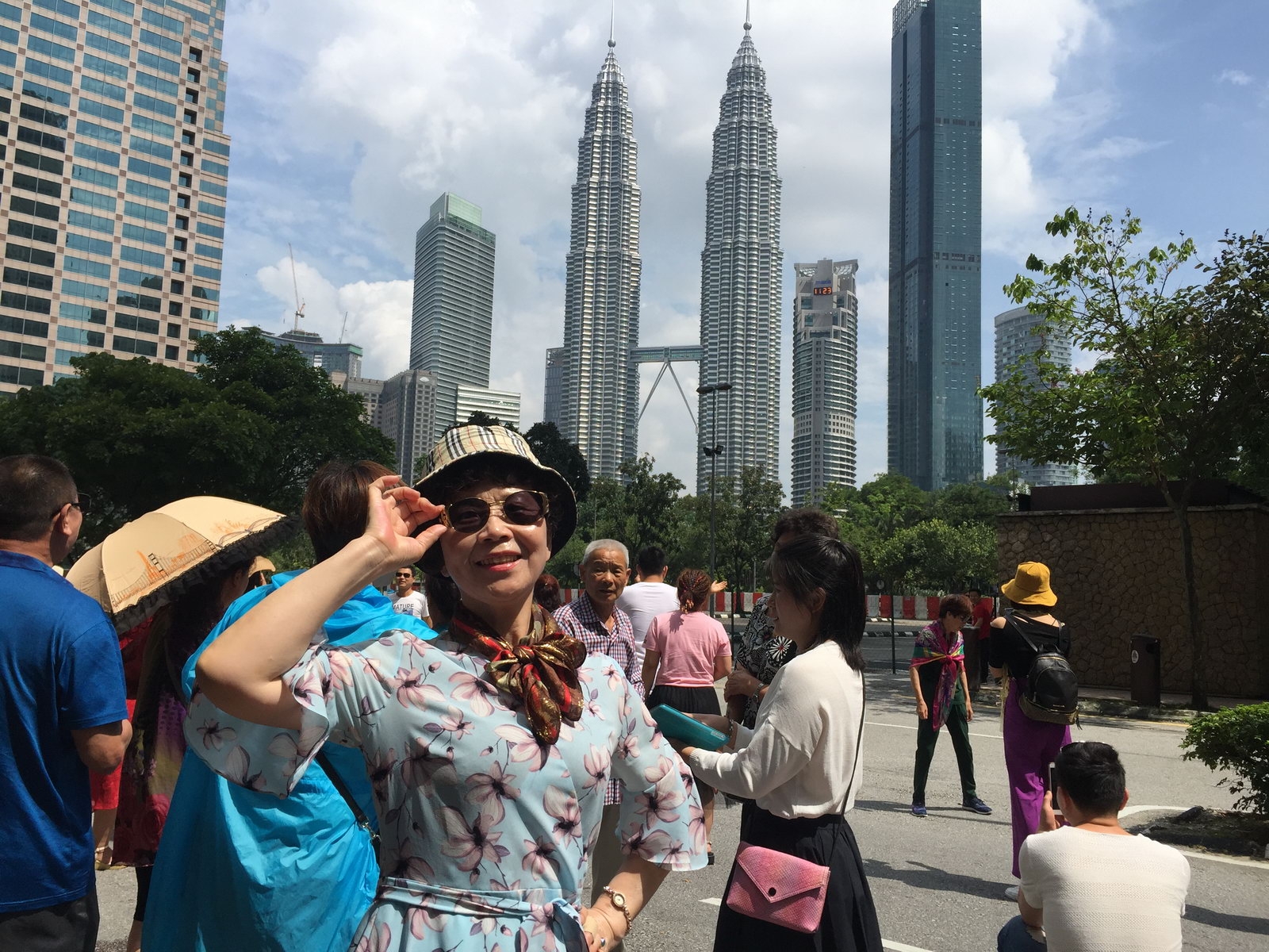 新马之旅-吉隆坡石油双塔6 吉隆坡国油双峰塔高88层，巍峨壮观，气势雄壮，是马来西亚的骄傲。它以45
