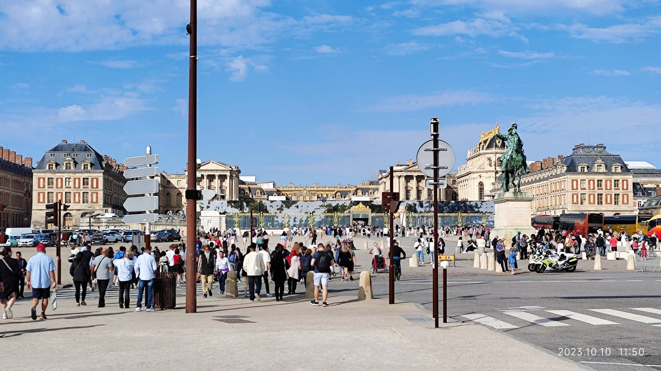 雄伟的凡尔赛宫，人超多，进去要排很长队。