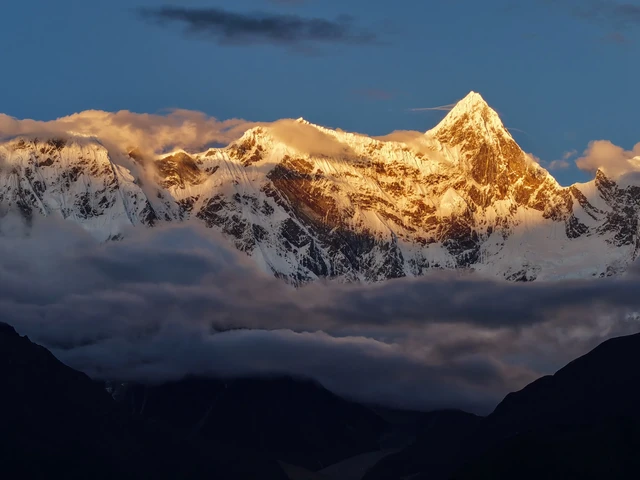 许愿了几天真的看到神山日照金山了!