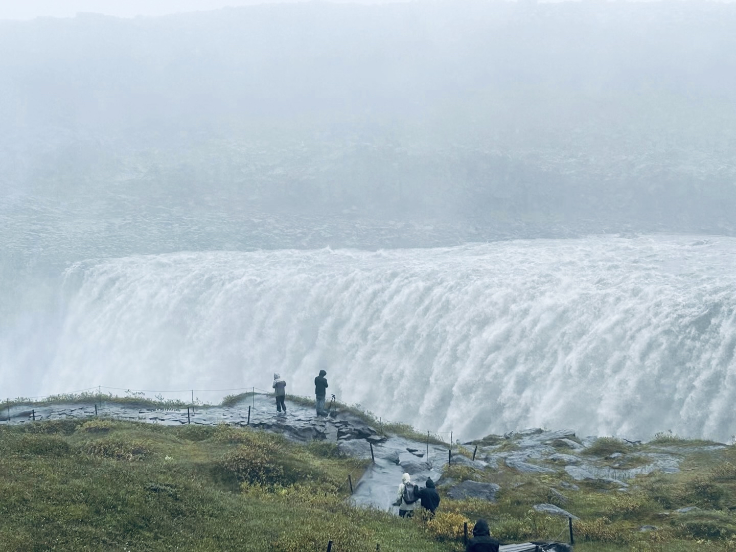 冰岛有数千条瀑布，位于阿克雷里（Akureyri) 和米湖 （Mývatn)之间的号称“上帝们的瀑布