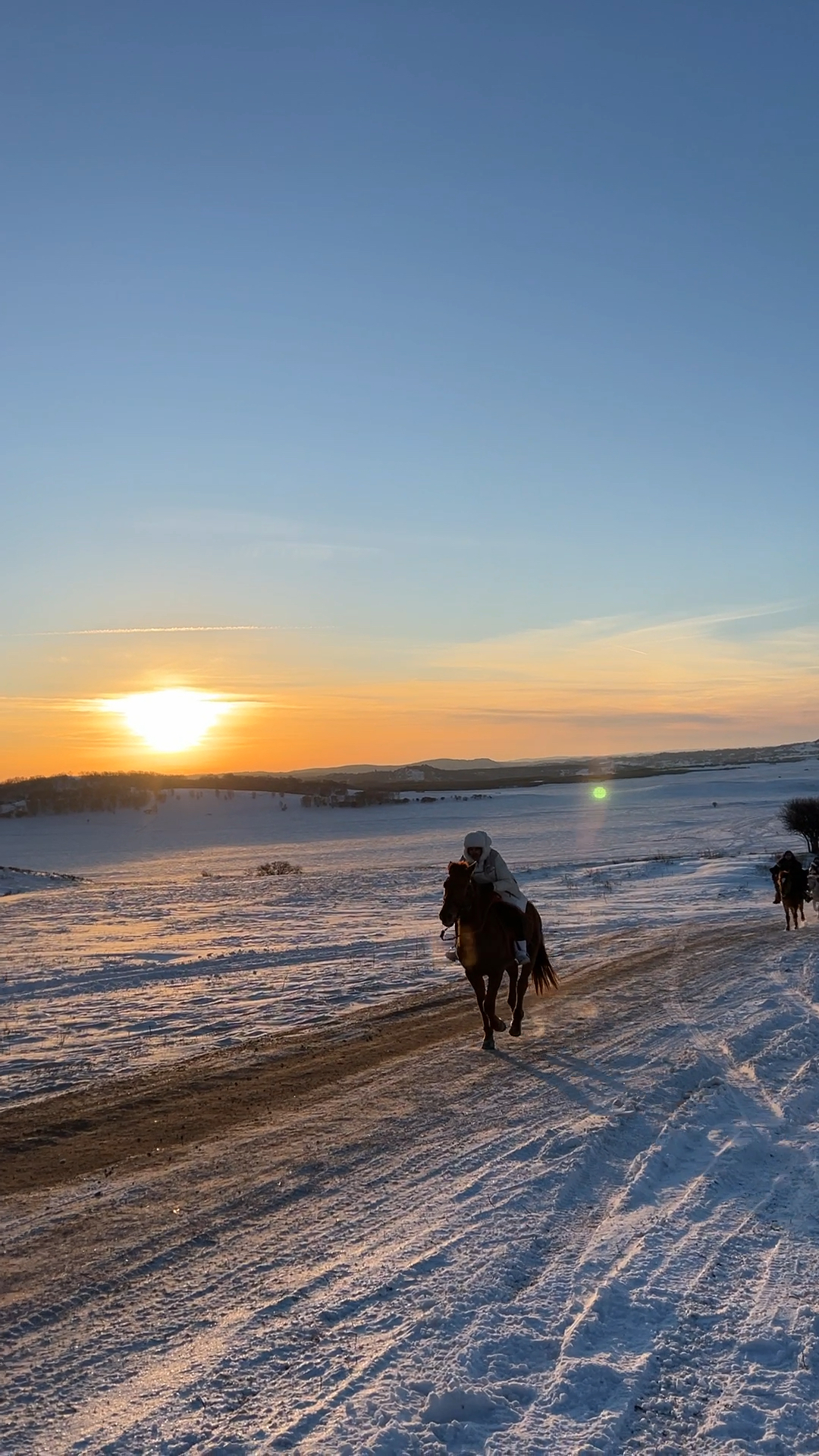 夕阳下雪地骑马