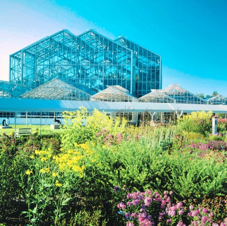 密歇根州的弗雷德里克梅耶尔花园及雕塑公园，是一个旨在展示植物和艺术的综合公园。公园的名字来自于弗雷德