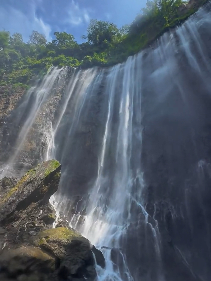 印度尼西亚最美瀑布仿佛侏罗纪公园—千层 瀑布（Tumpak Sewu）位于印度尼西亚东爪哇省的南海漳