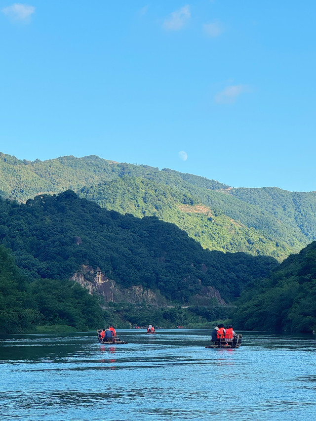 杨家溪景色优美,可以体验竹筏漂流,适合放松身心