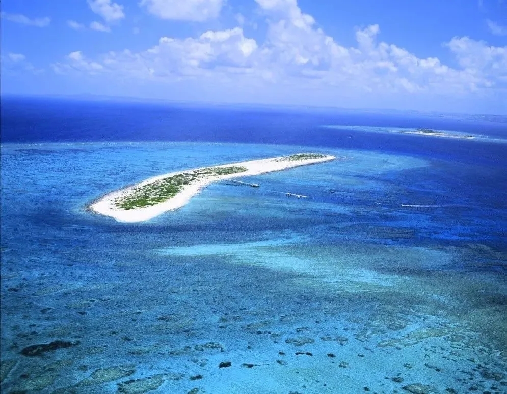 那霸往西15公里的海面上，漂浮着一座精致可爱的无人岛NAGANNU纳嘉鲁岛 （ナガンヌ），也被称作是