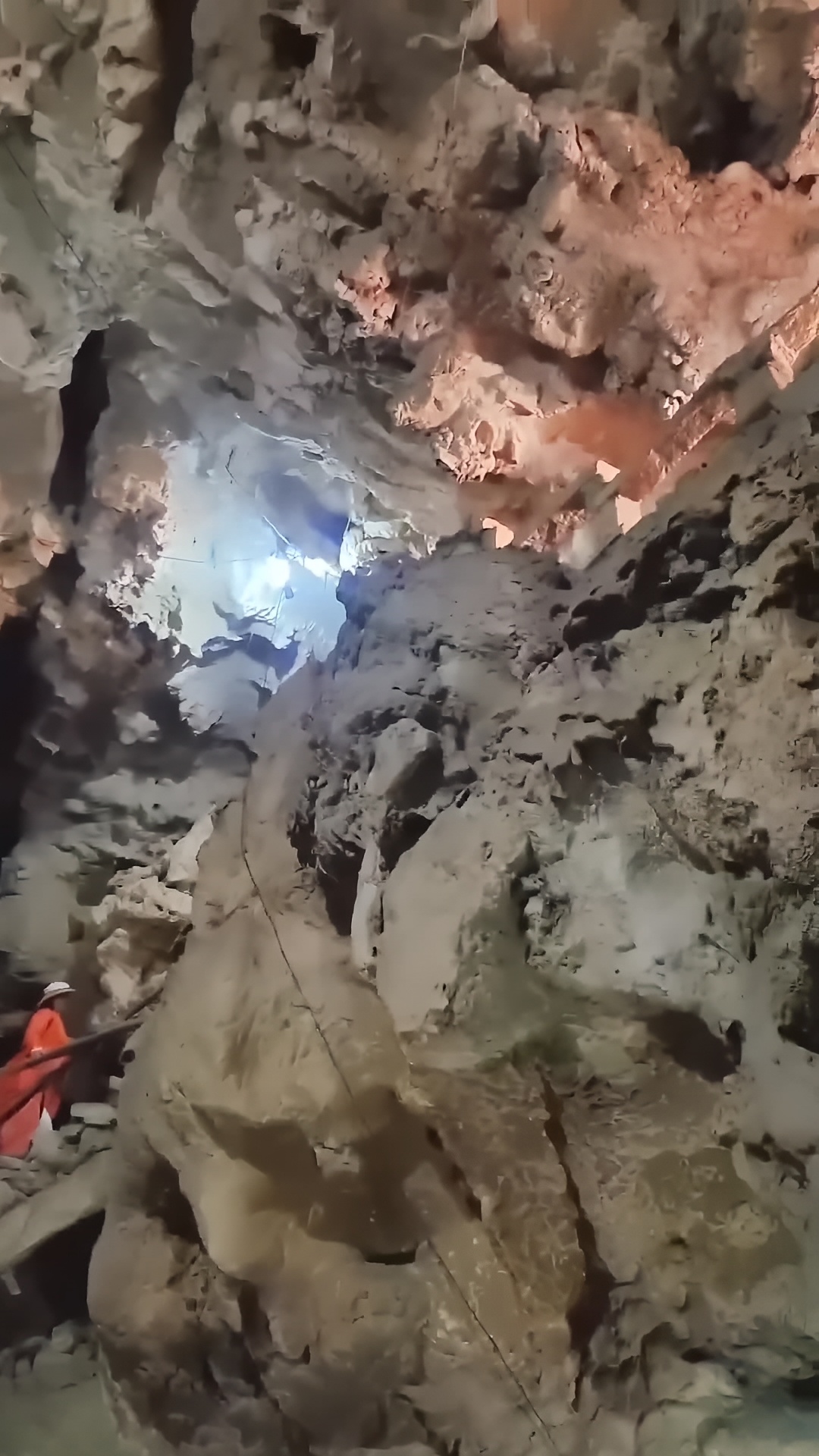狐仙洞。洞深53米，洞内上下6层