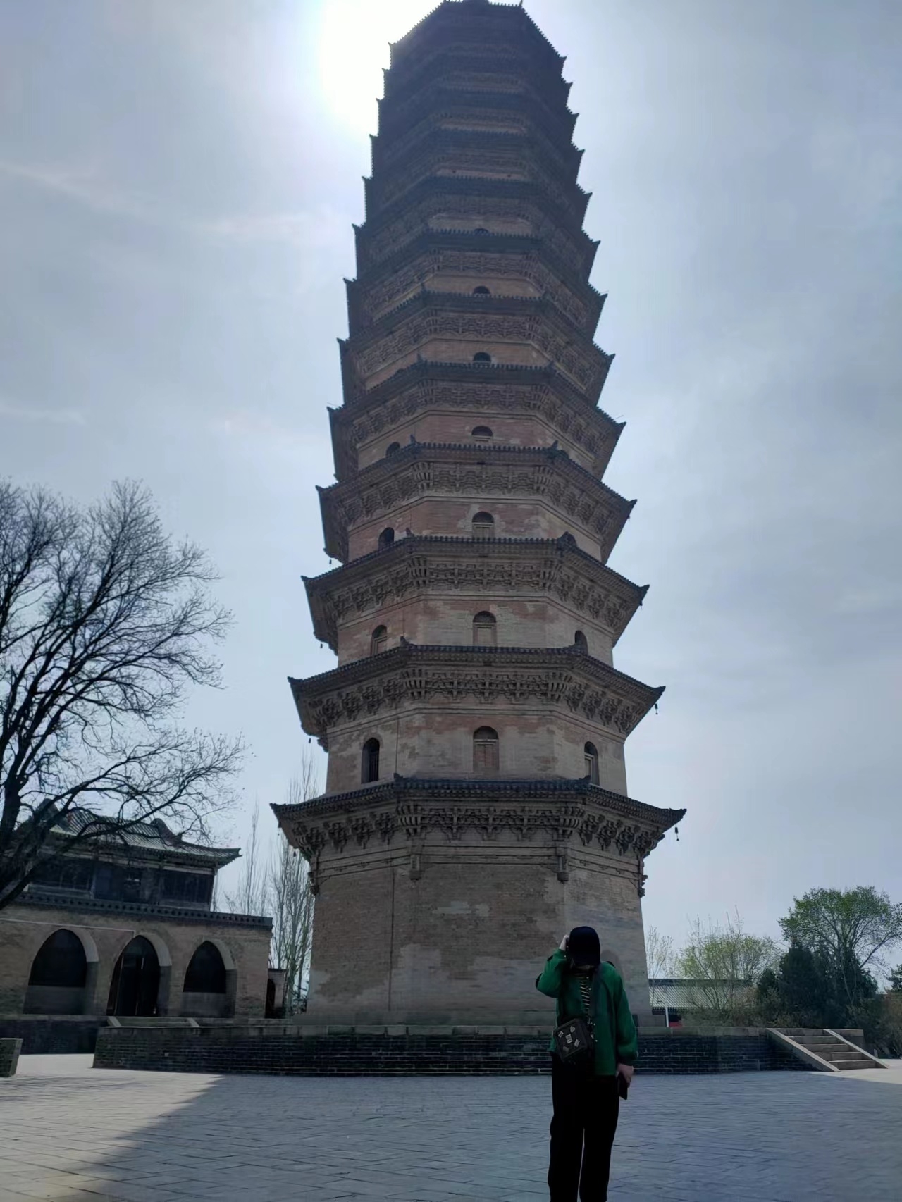 #探访历史名胜古迹 今日去走访了 太原双塔寺 从老远就能看到两座塔宏伟的矗立于景观中心  双塔寺： 