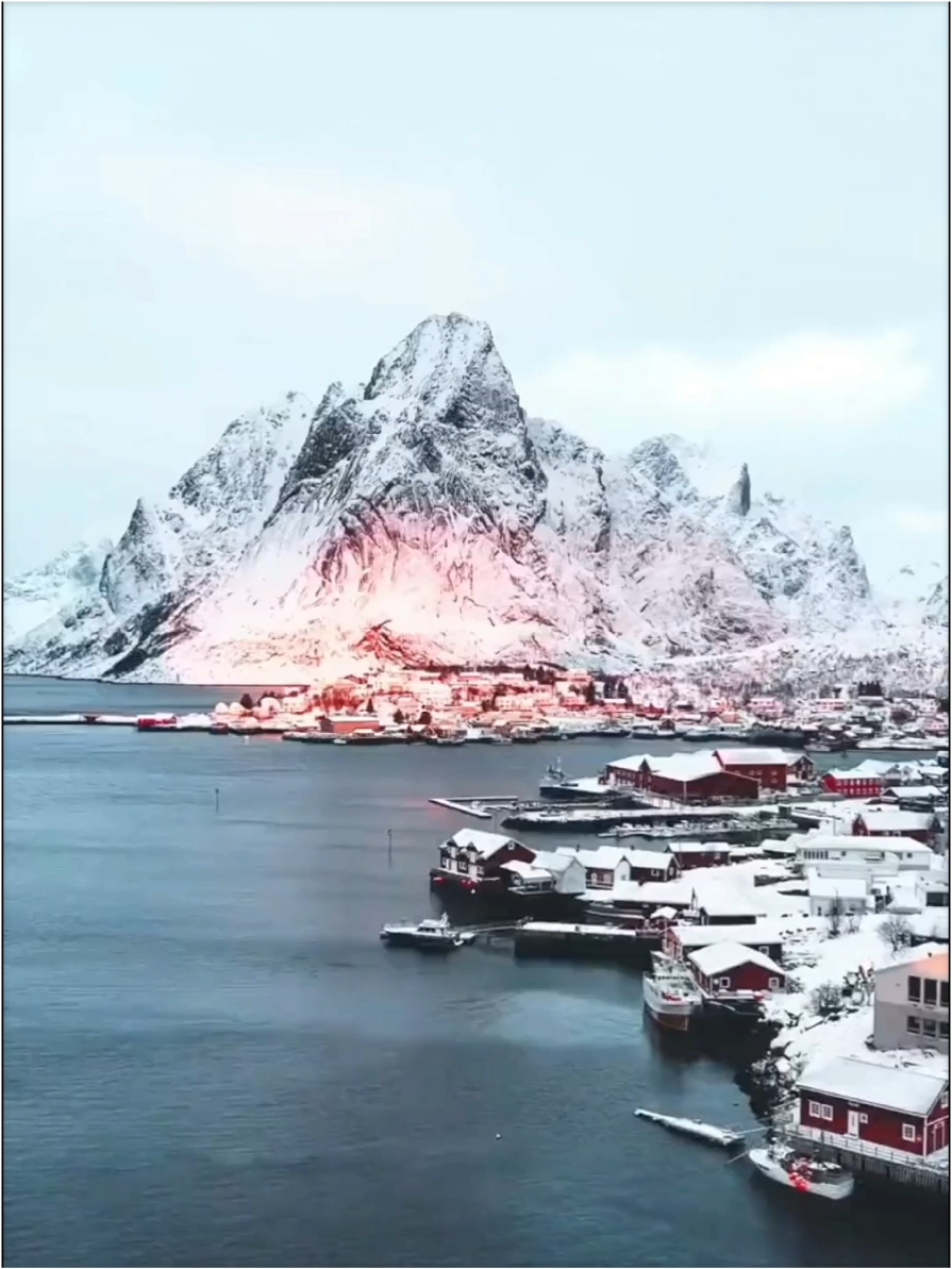 挪威雷讷极光囤于峡湾，来感受一下他的慢灵魂。