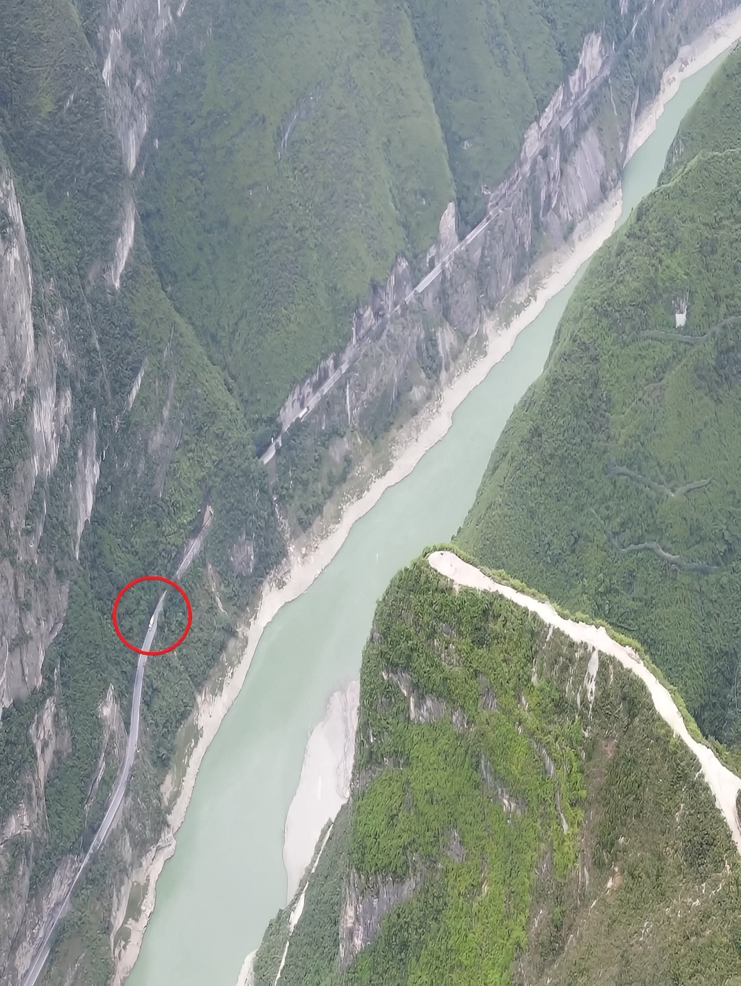 这是319国道的最险段，被誉为乌江边上的挂壁公路。#旅行大玩家 #航拍 #挂壁公路