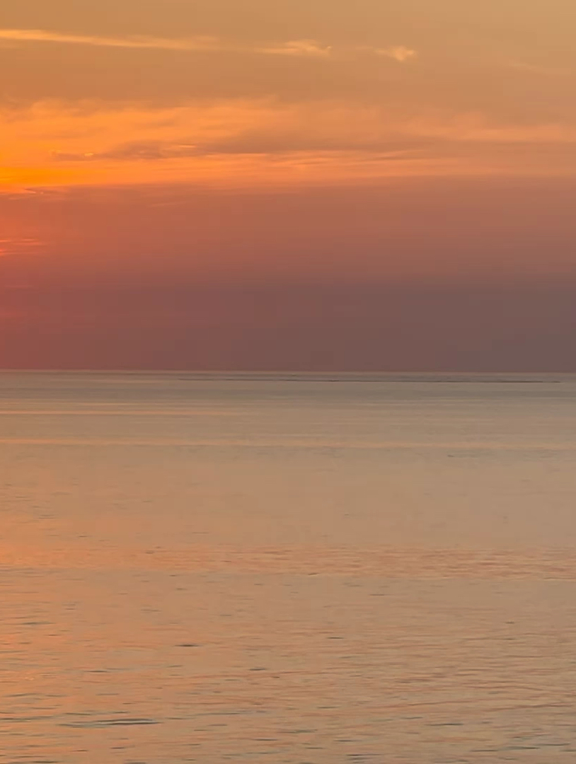 在祖国的最南端，西沙海上观看美丽的日落。