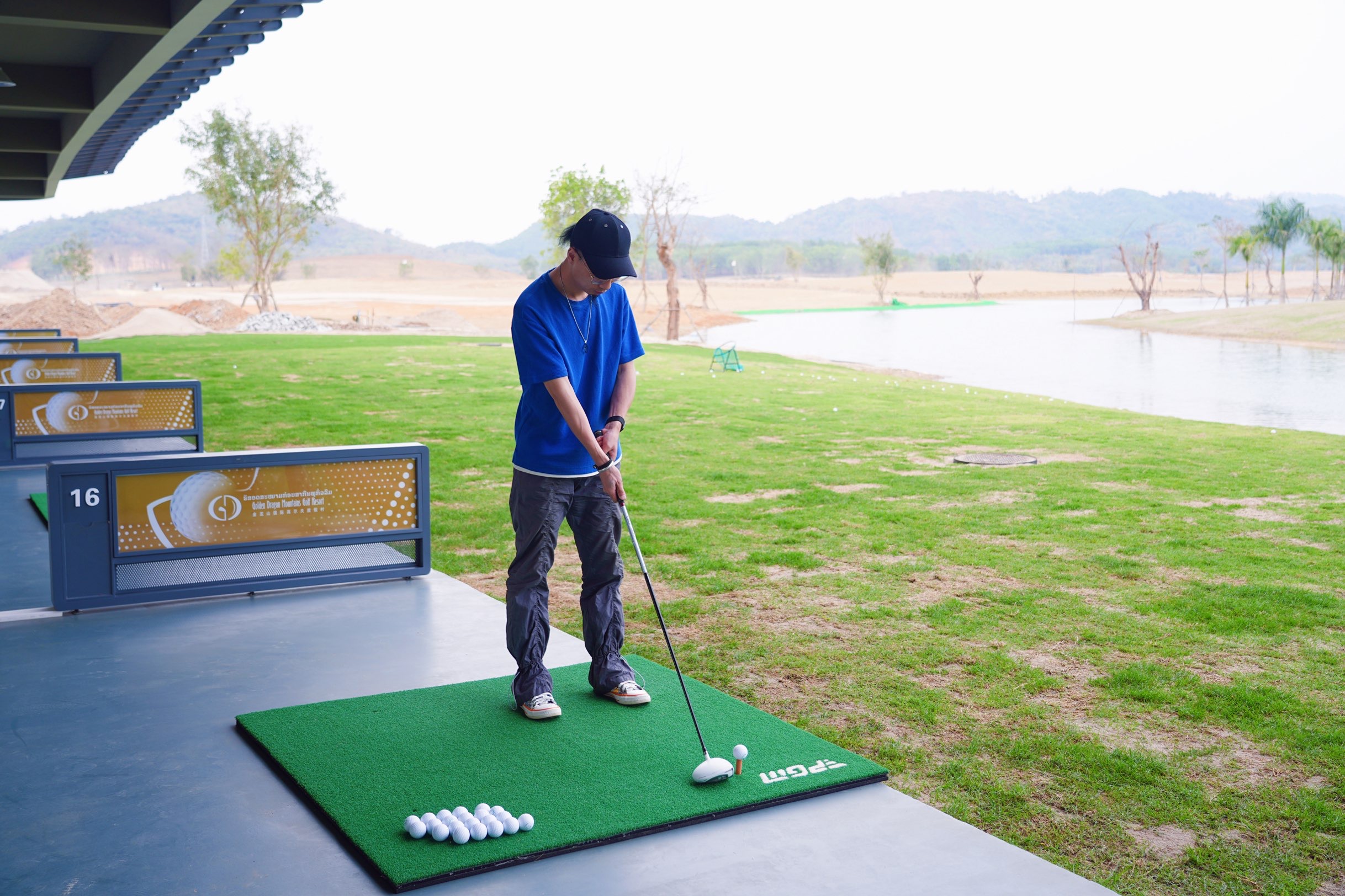 老挝博胶金三角特区还在建设的有老挝首家18洞72杆锦标赛级国际标准高尔夫球场，2300亩顶级别墅区，