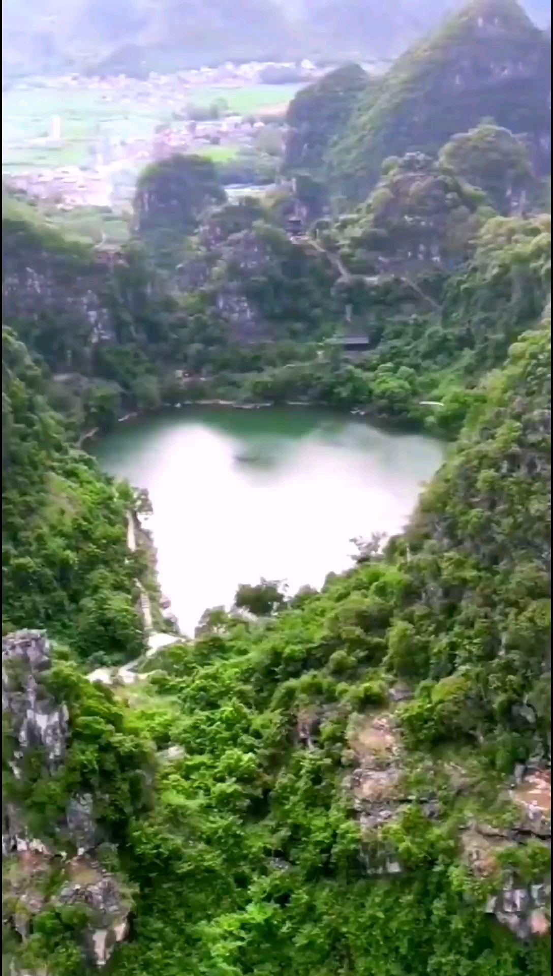 在广西大山深处，发现一水潭深不见底，水面还泛着可怕的深蓝色，数百年来水潭从未干枯过，周围也没有比他更