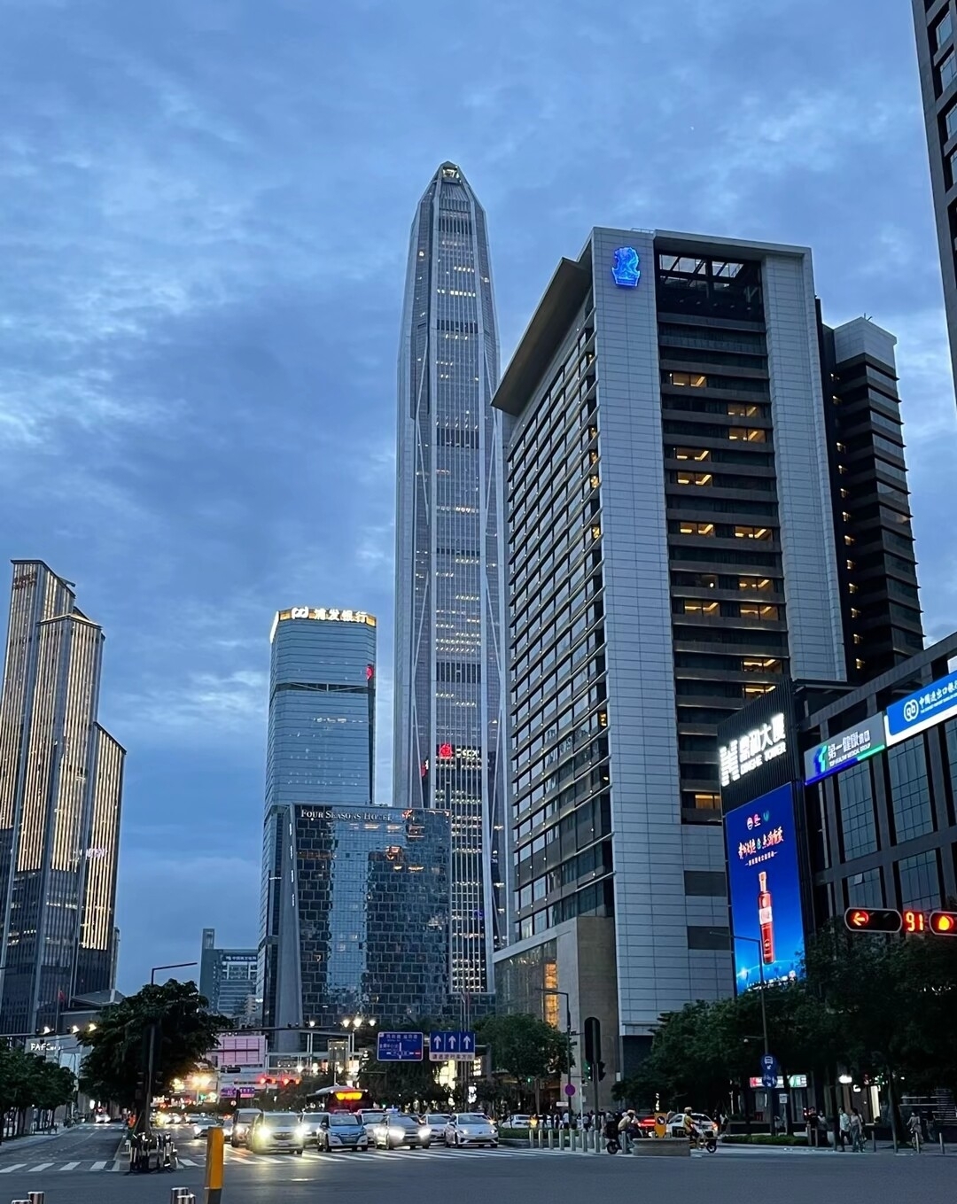 总要去趟深圳吧，看看东门繁华的老街，看看深圳湾的晚风，感受这个蓬勃发展的城市#深圳特色