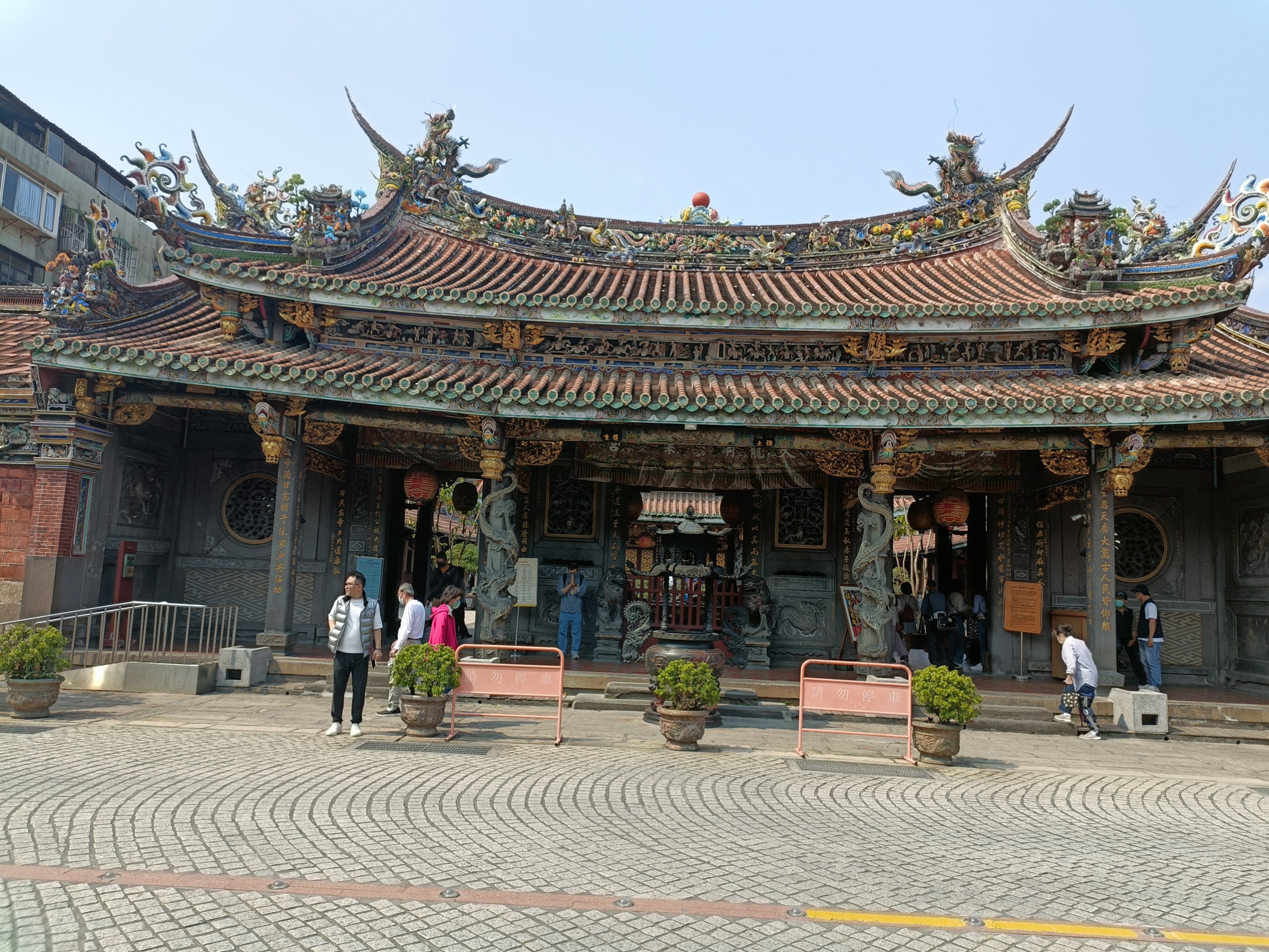台北大龙峒的保安宫是供奉道教三清，佛教三宝的圣地。宫内建筑艺术是福建省同安，漳州，泉州艺匠的精彩杰作