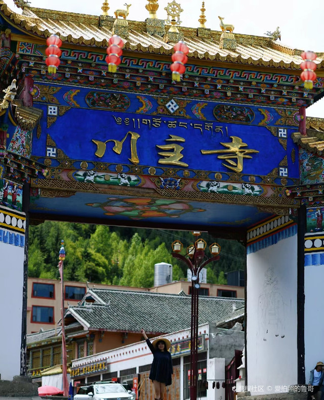 海拔三千米的松潘川主寺是通往九寨沟,黄龙风景区的必经之地
