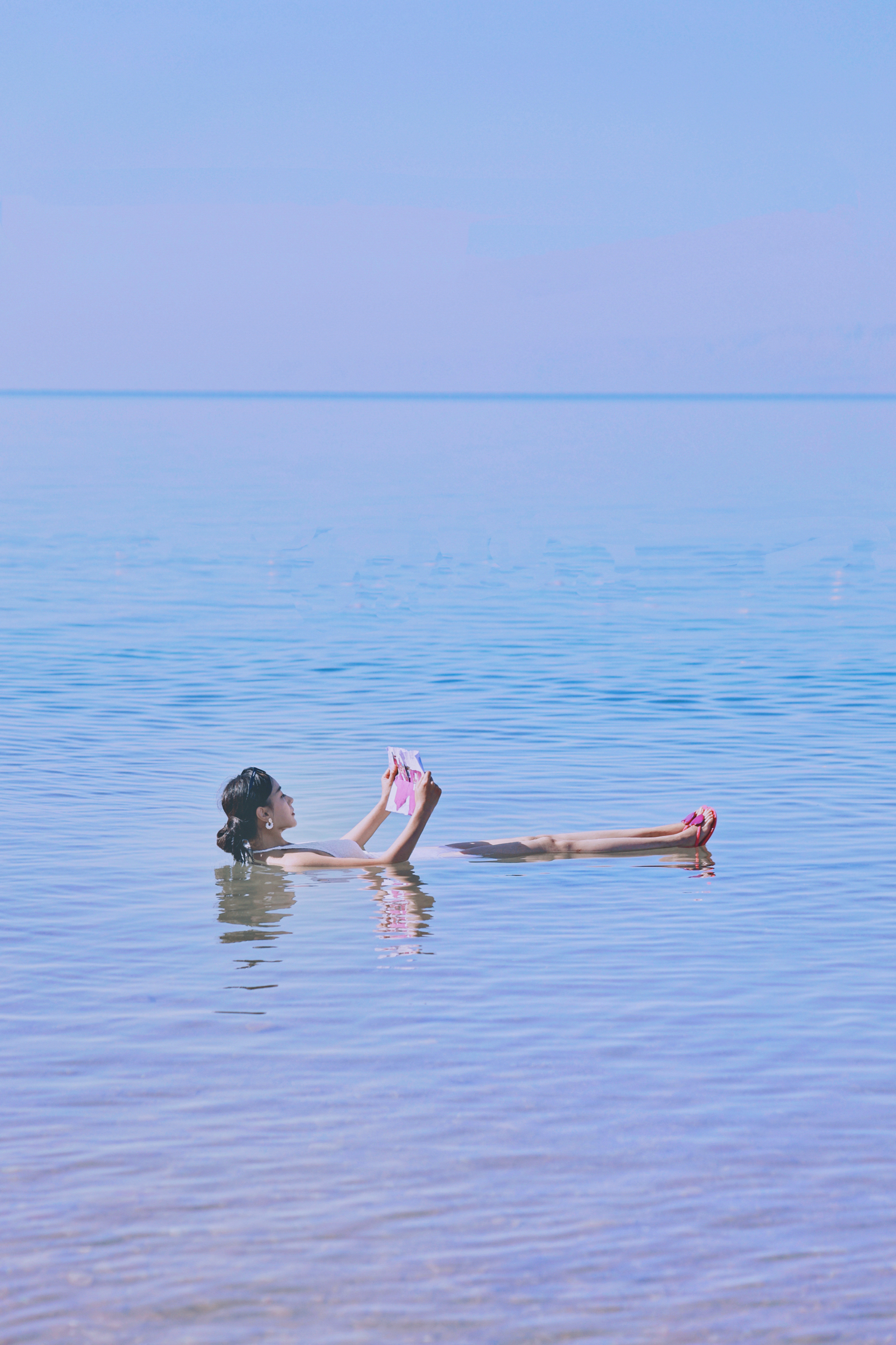 在约旦死海可以轻松实现“躺平”