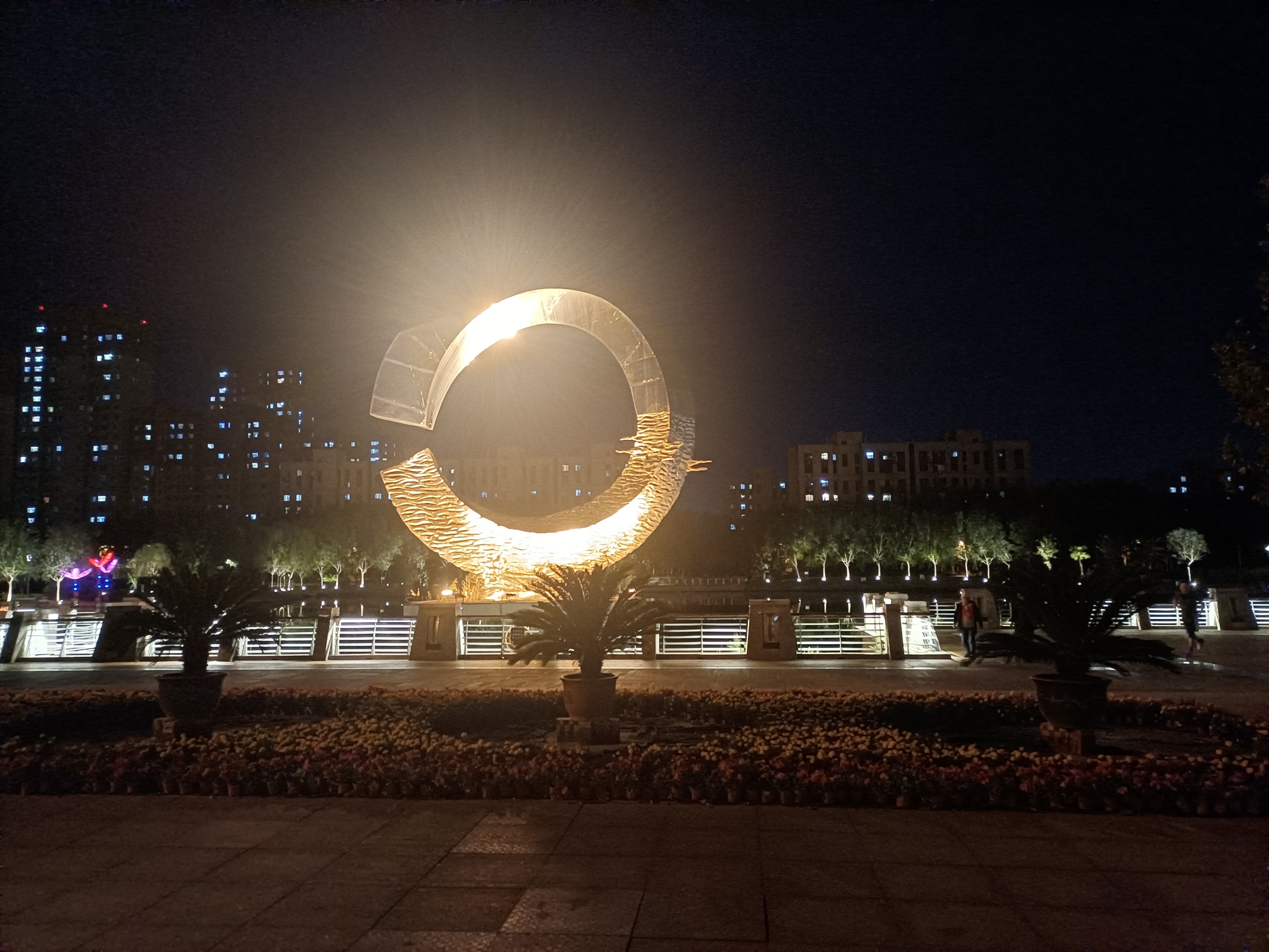 夜幕下的河北黄骅文化广场。