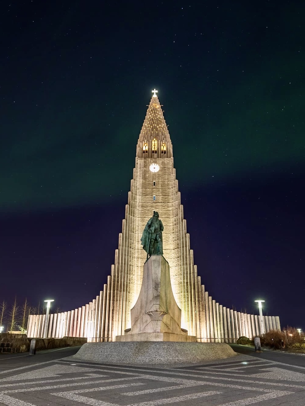 要在冰岛观赏极光，首先选择前往北极圈地区，最佳时间是9月到4月。选择远离城市光污染的地方，如黄金圈或