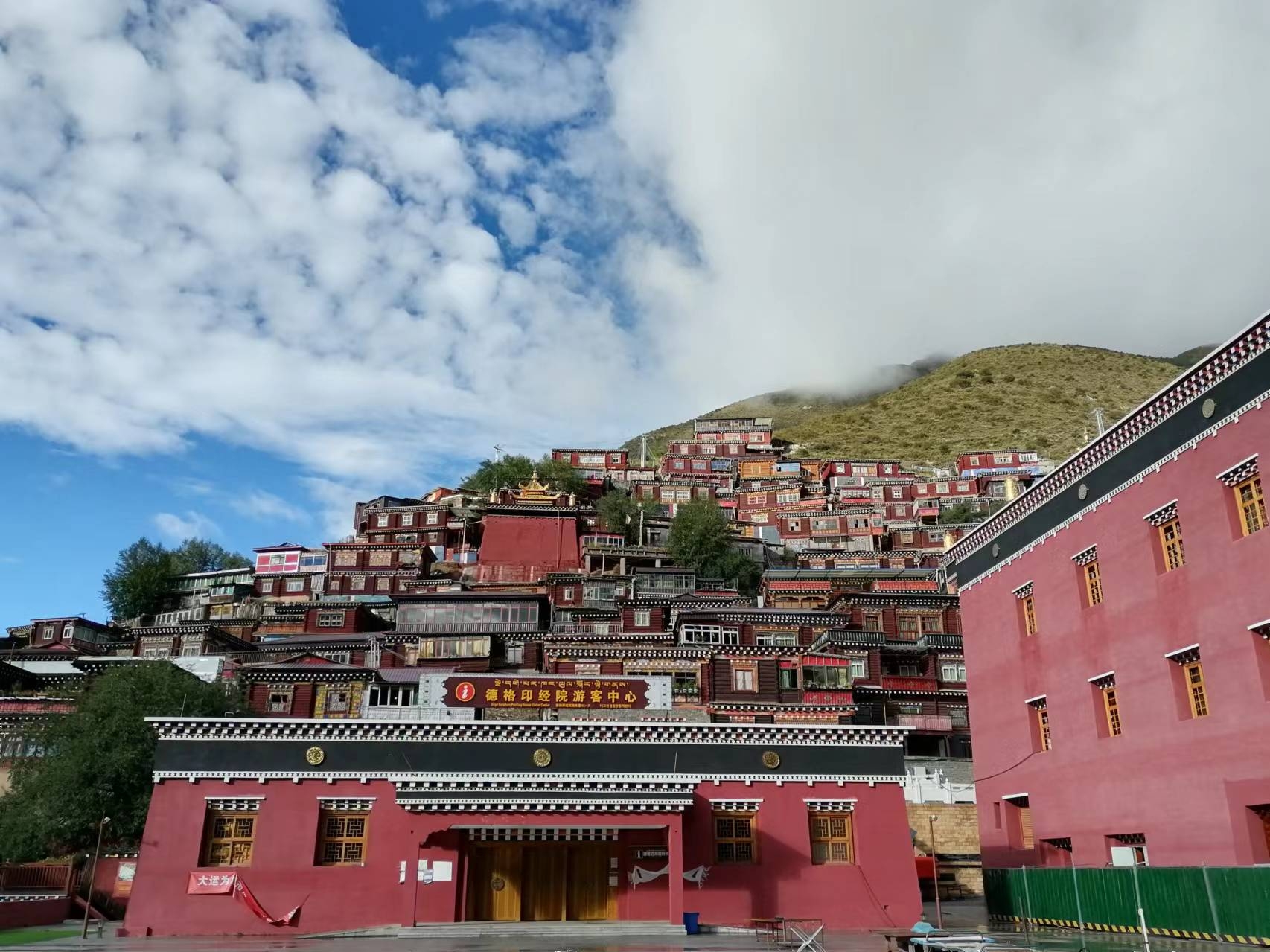 #发现宝藏旅行地 #发现旅途的色彩 德格印经院位于四川甘孜州德格县城内，这里是康巴藏区的文化中心，一