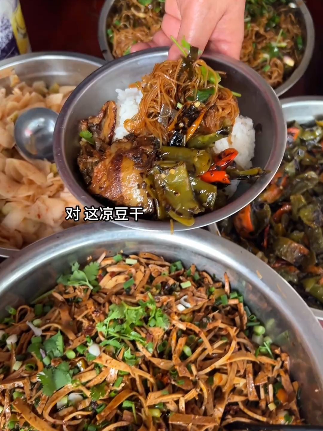 重庆街边偶遇17元自助盒饭，牛杂牛肉肥肠无限吃管饱
