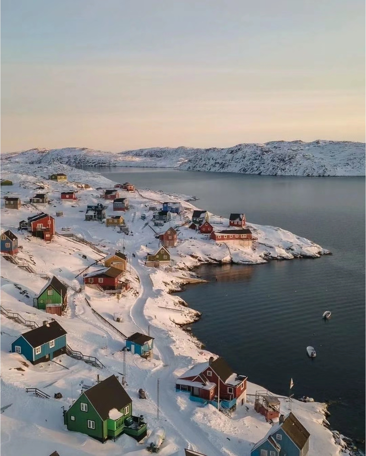 格陵兰岛，位于北极圈附近，是世界上最大的岛屿。这里的自然风光壮美，拥有丰富的野生动物资源，是一个非常