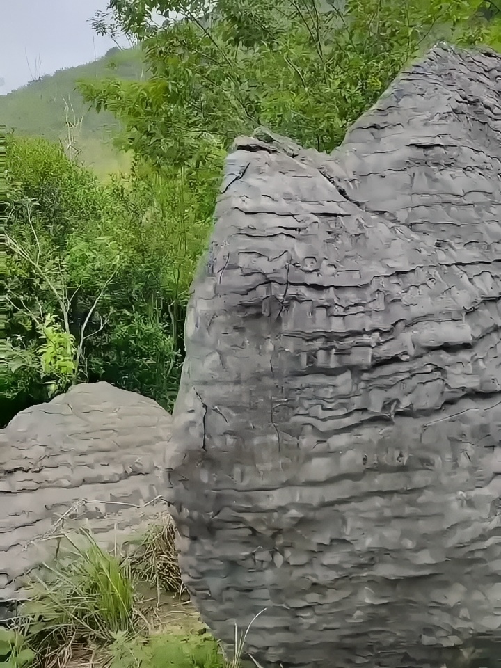 黄袍山位于湖北省咸宁市通城县塘湖镇东侧，是湖北十大名山之一，湖北省生态自然保护区，主峰华罗寨海拔约1
