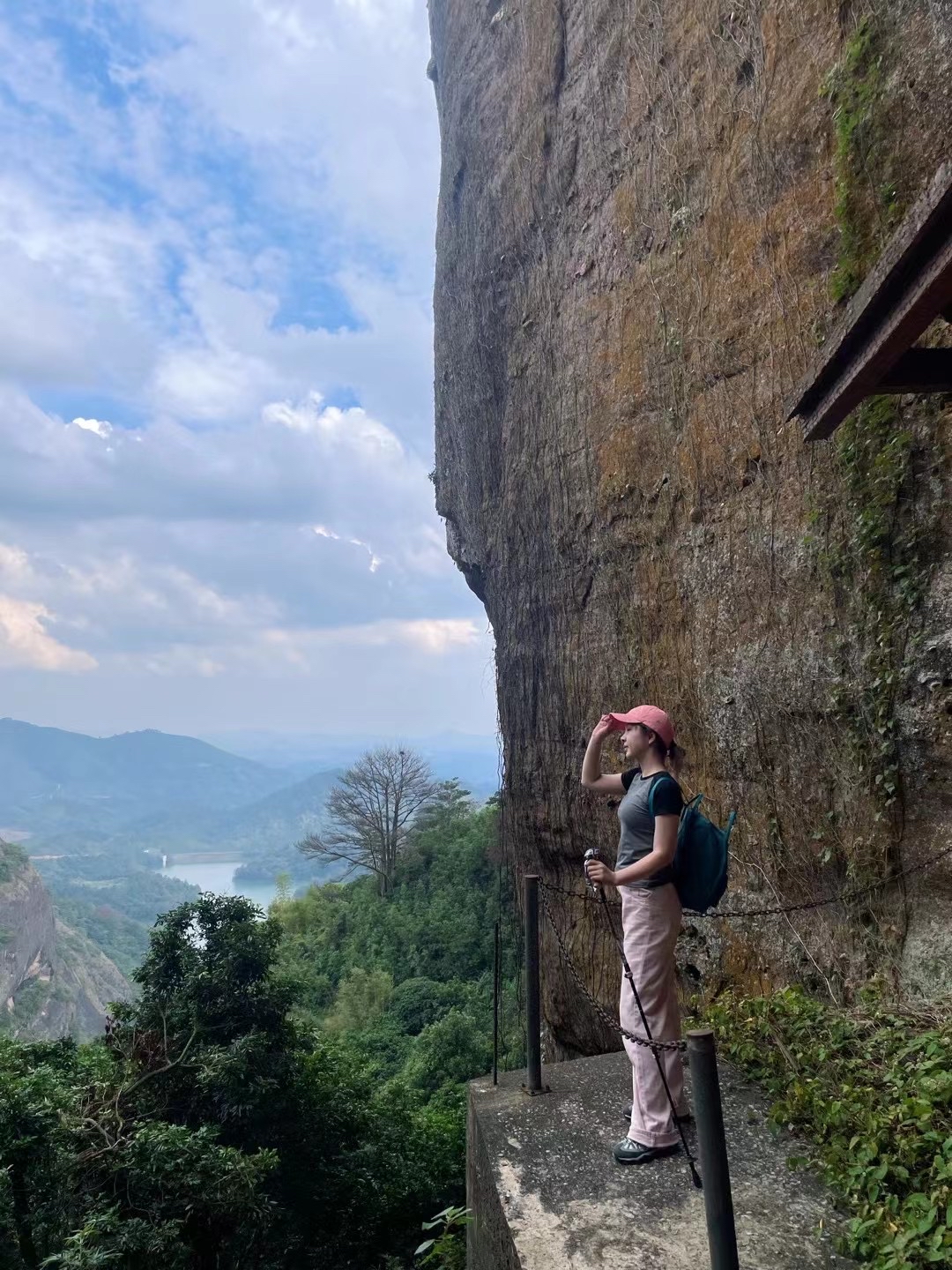 桂平白石山，作为广西一处半开发的景区，以其独特的地貌和迷人的风景吸引着众多户外爱好者。以下是为您精心