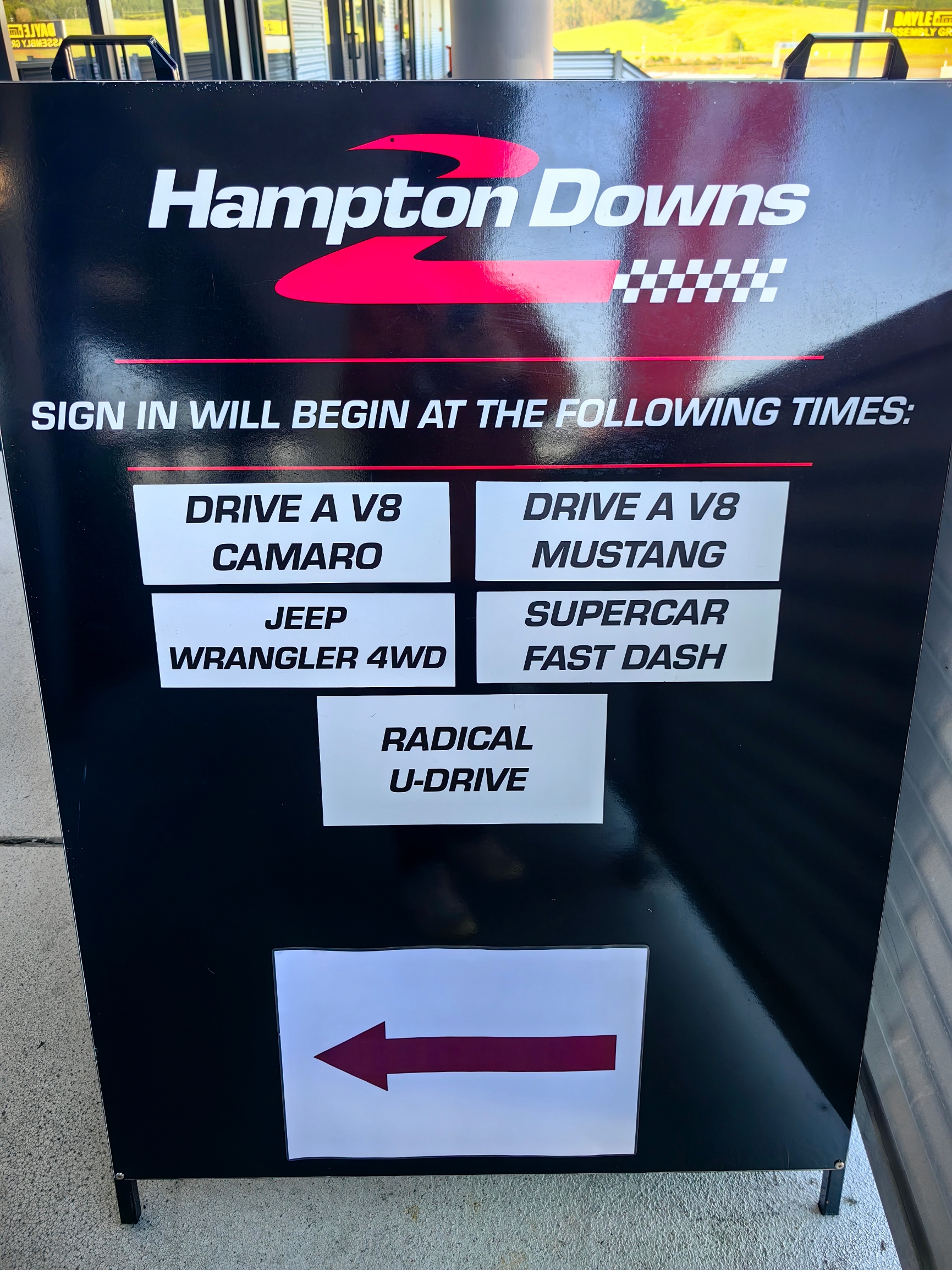 今天去汉普顿唐思赛道！Hampton Downs在1号高速公路的富兰克林南边。先看电视了解赛道规则。