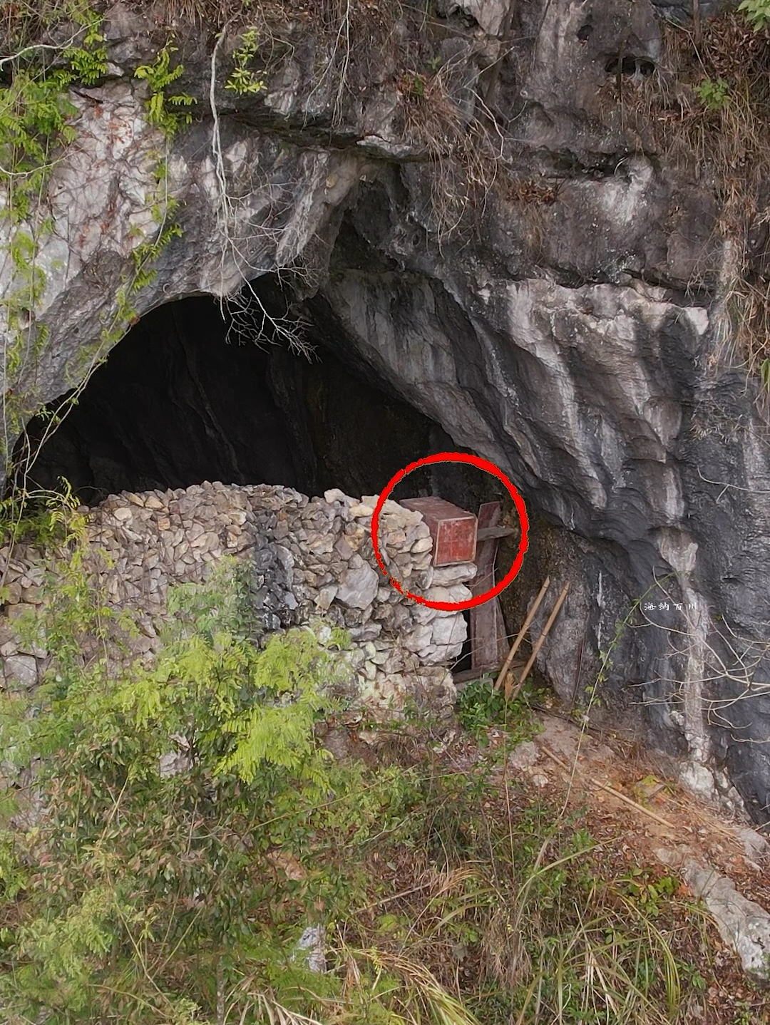在贵州深山中，发现一神秘山洞，洞口有一堵石墙，在旁边还看到一扇木门和一个蜂箱，难道里面还有人住在里面