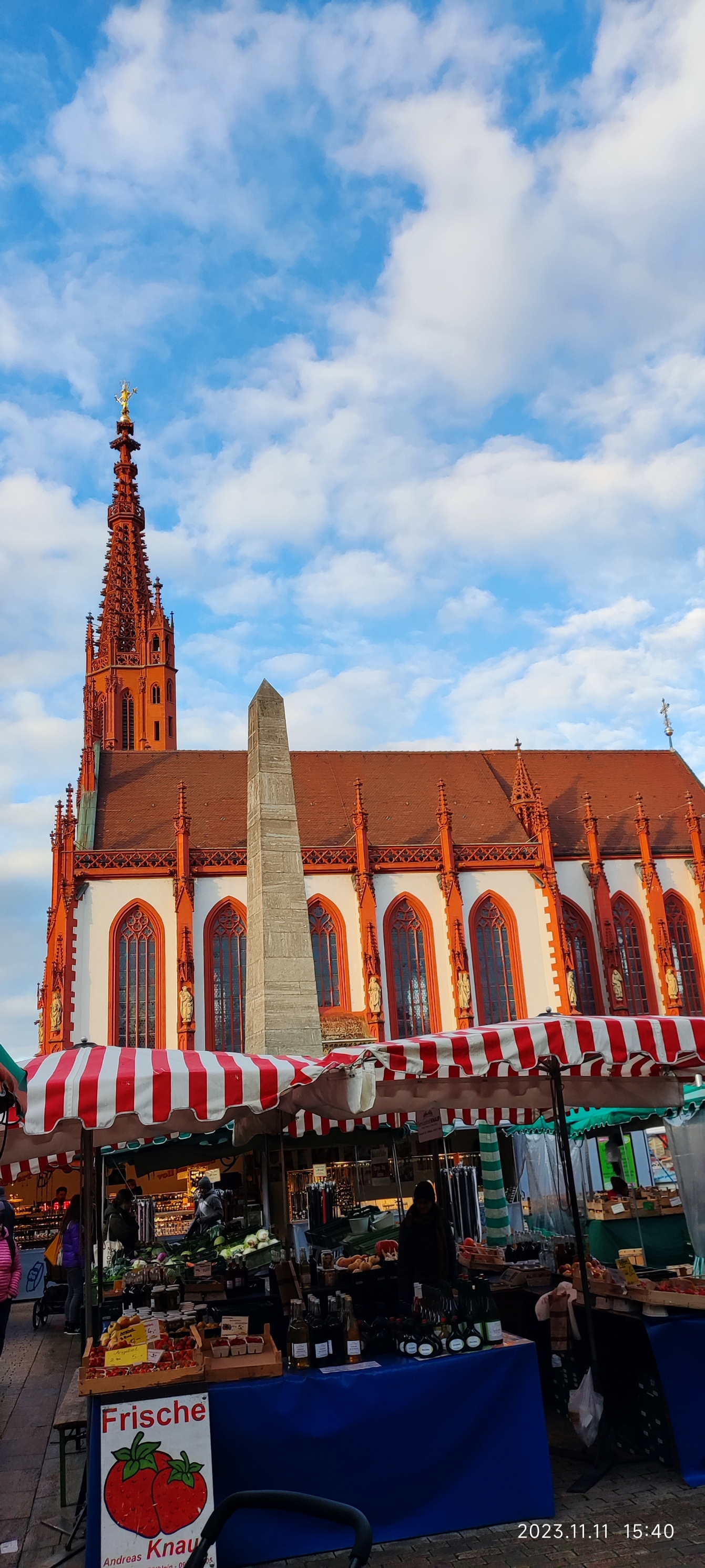 红得亮眼的维尔茨堡圣母礼拜堂。说起来德国的教堂免费，但是大多不开门。