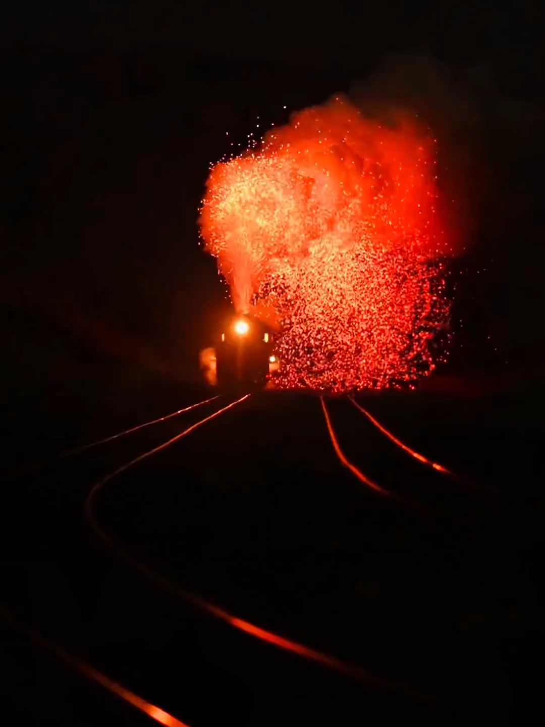 这才是火车，一路火花带闪电，看什么烟花，来哈密看火车就行了