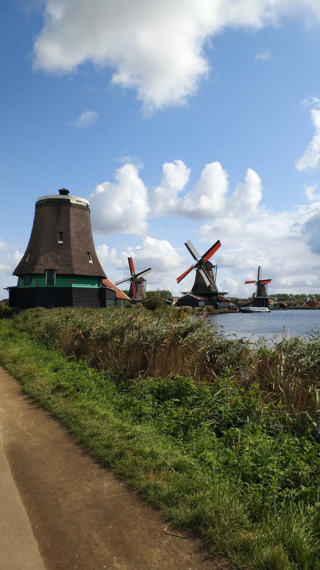 风车村是有居民居住、开放式的保留区和博物馆，位于阿姆斯特丹北方15公里。古老的建筑生动描绘了17、1
