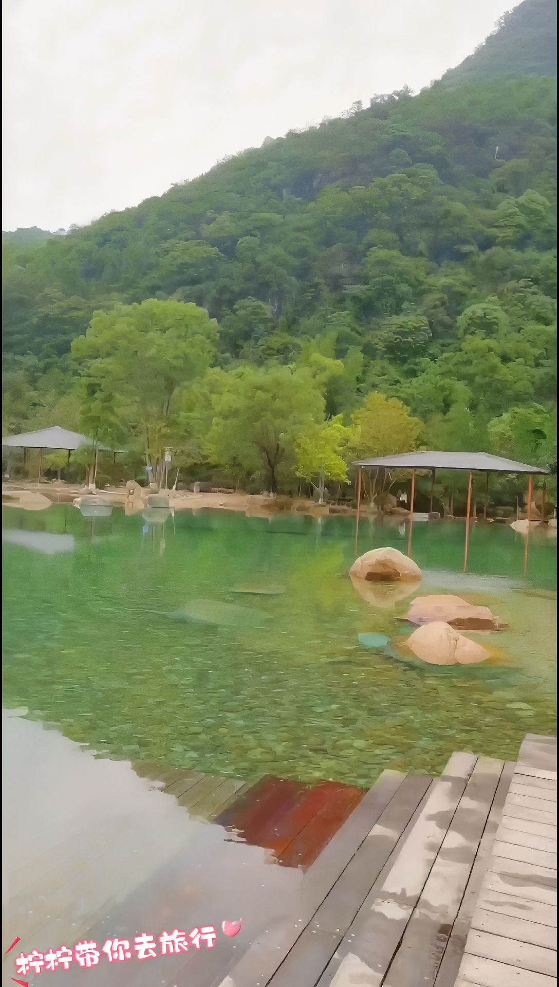广东“绿宝石”泳池，风景不输桂林山水哟~